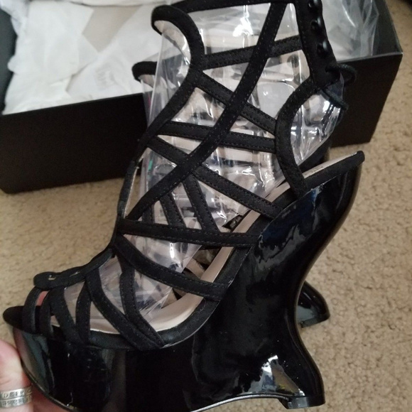 Truth or Dare by Madonna Faroine Black Wedges 6.5 - Picture 5 of 5